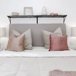 Ivy - Scandinavian In Nueva Andalucia Apartment